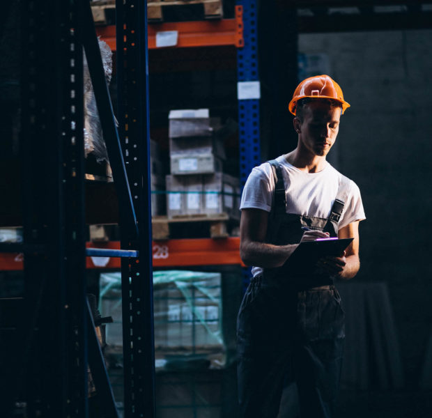 yofung-man-working-warehouse-with-boxes (2)